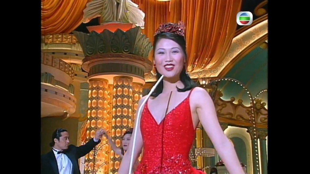 袁彩雲1996年參加香港小姐,當時參賽編號為2號。 袁彩雲1996年參加香港小姐,當時參賽編號為2號。