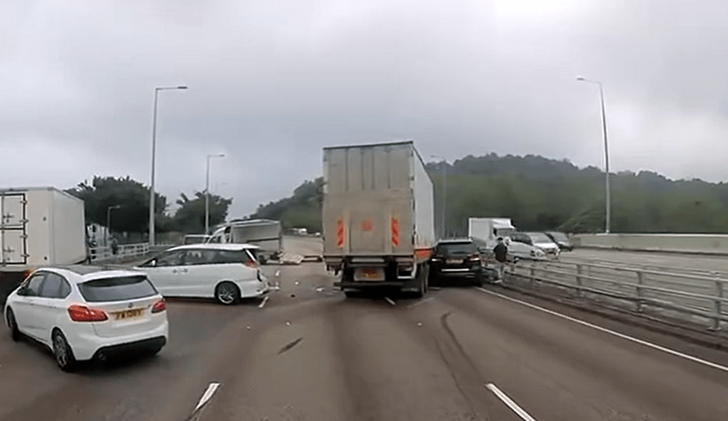 事件共釀成五車串燒。fb：車cam L（香港群組）