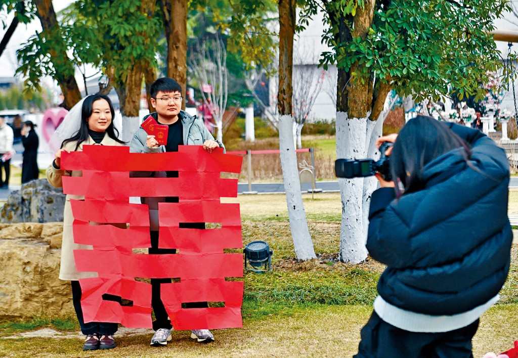 在安徽合肥攝影師為一對新人拍下幸福瞬間。