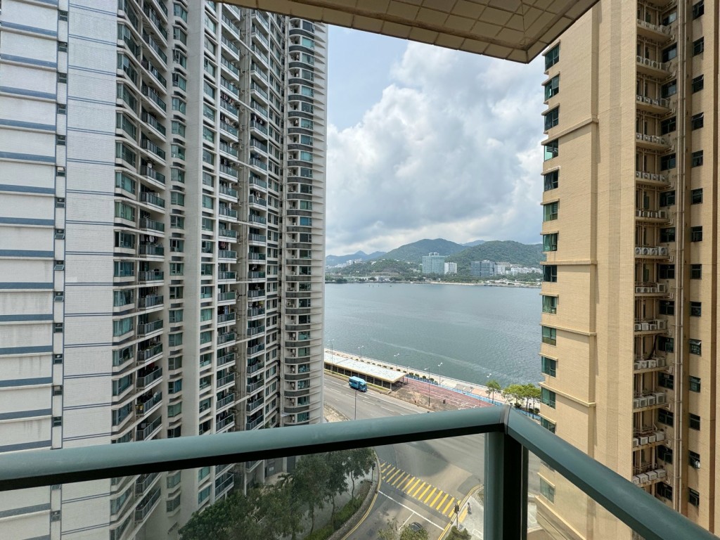 露台前临部分海景，景色恬静。