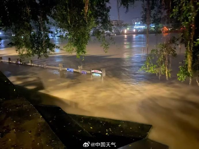 台风沙德尔登陆福建漳州，当地出现严重水浸。 中国天气