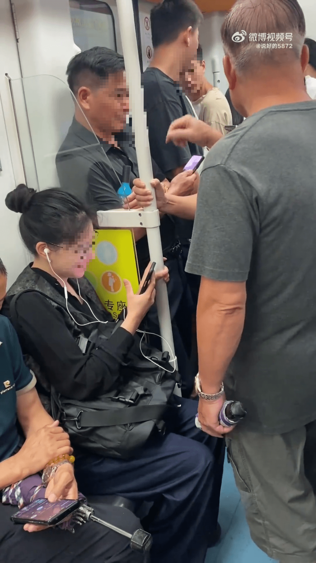 女乘客被長者要求讓座，大叔與婆婆在爭辯。