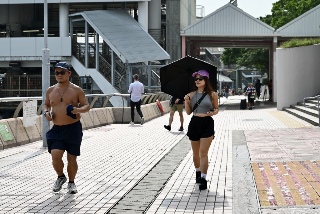 “摩羯”会在未来一两日横过南海北部，逐渐移向广东西部至海南岛一带并进一步增强。钟健华摄