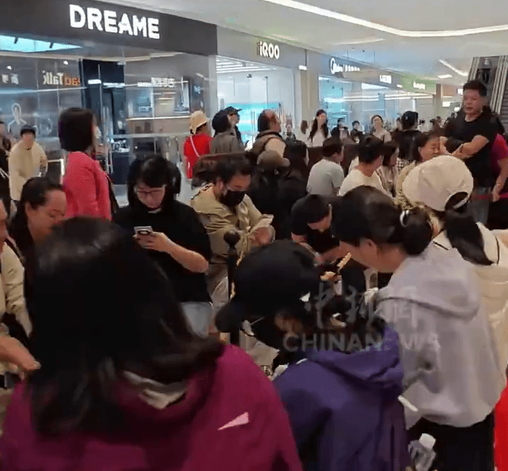 海南封關首日,居民排長隊購首批榴槤。 中新網 海南封關首日,居民排長隊購首批榴槤。 中新網