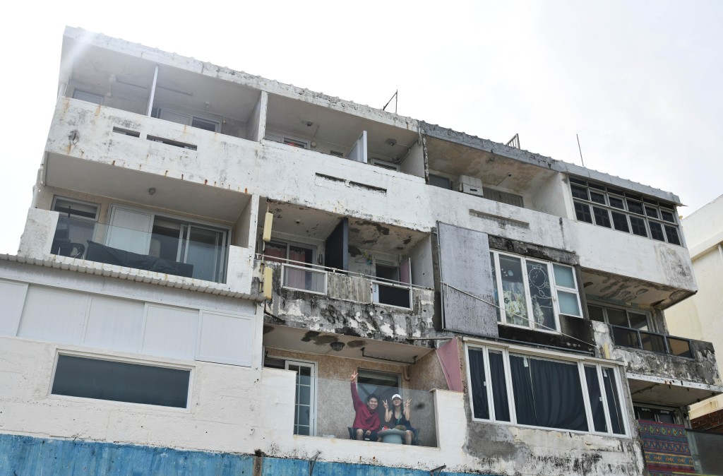 消息指，政府計劃在處理離島三層或以下建築物申領賓館牌照時，豁免考慮大廈公契用作賓館用途的限制。