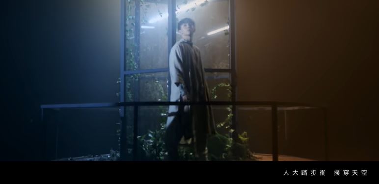 被困在燈塔之內。