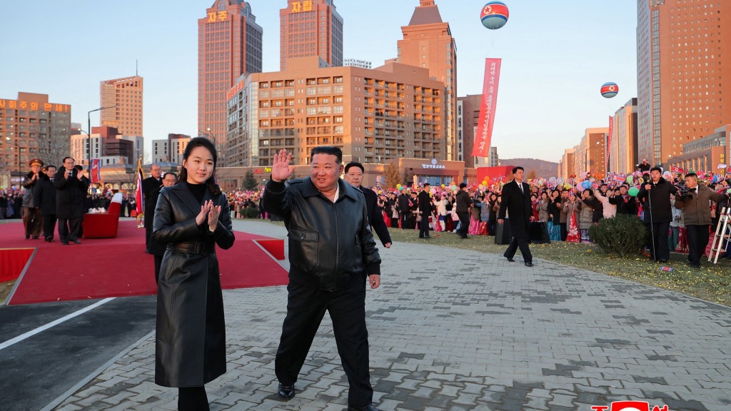 金正恩攜女兒金主愛出席平壤和盛地區「晨星大街」竣工儀式。 路透社
