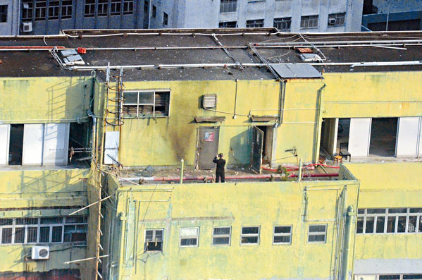 ■爆炸品處理課人員在天台引爆TATP，牆壁嚴重熏黑。