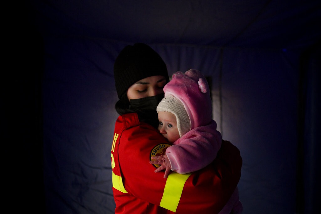大批烏克蘭民眾逃到鄰國躲避戰火。AP圖片