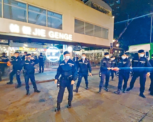 大批警員當日封鎖食肆，並派人入內搜查。