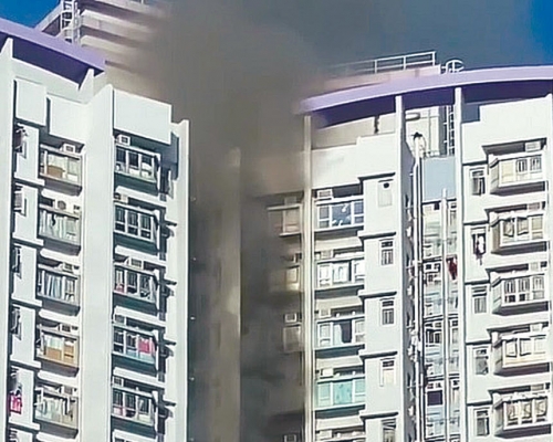 石硤尾邨美映樓單位火警，冒出濃煙。