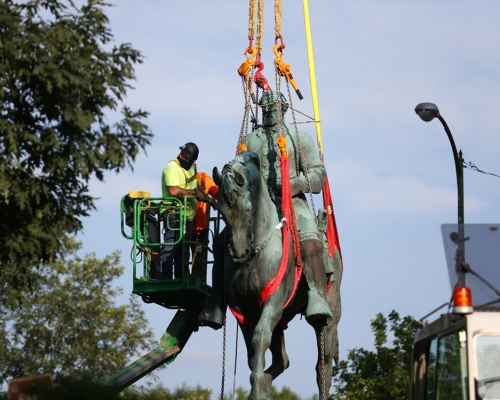 工作人員在解放公園（Market Street Park）使用起重機把羅伯特.李銅像吊起一刻，現場響起掌聲及歡呼。AP資料圖片