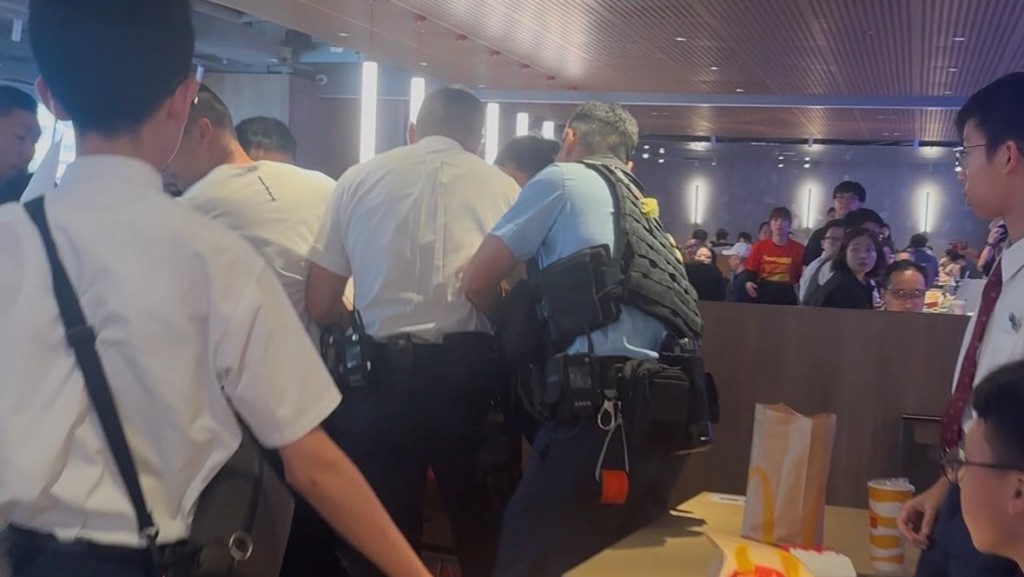 內地男疑聲稱來港輕生 警趕至金鐘麥當勞截獲 檢易燃液體打火機。Threads：ctb_route.41a（YOUTUBE：HKtranschola）