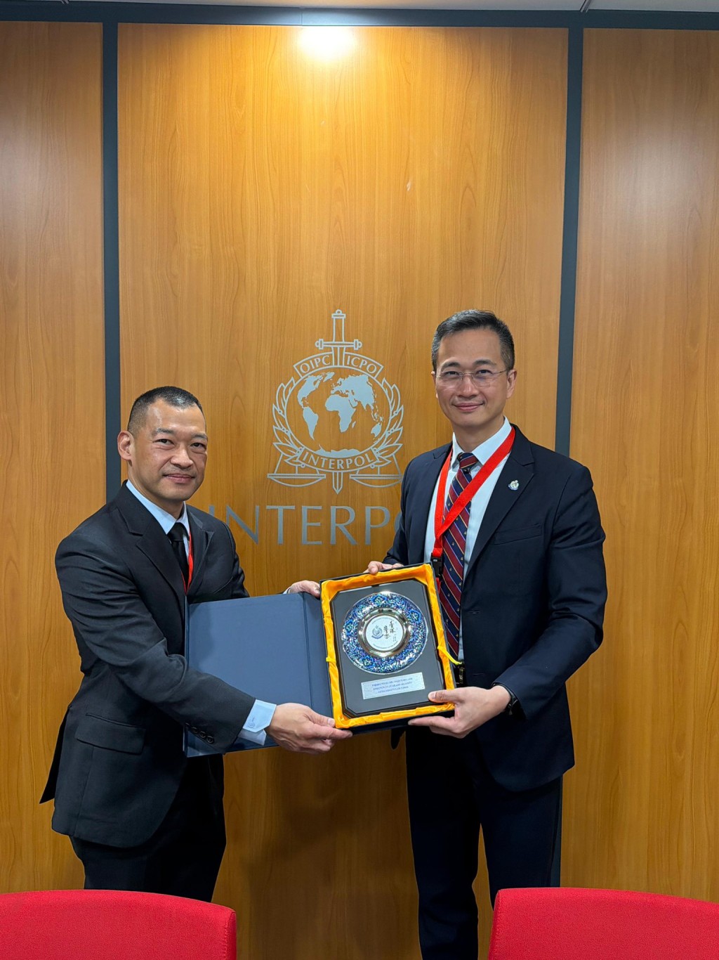 陳東分別與瑞士、泰國、印尼等地代表，以及國際刑警組織內部監督部門主管會面。香港警察fb圖片
