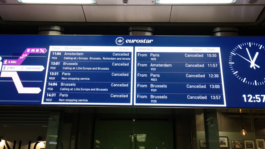列车资讯显示欧洲之星列车全部取消。 路透社