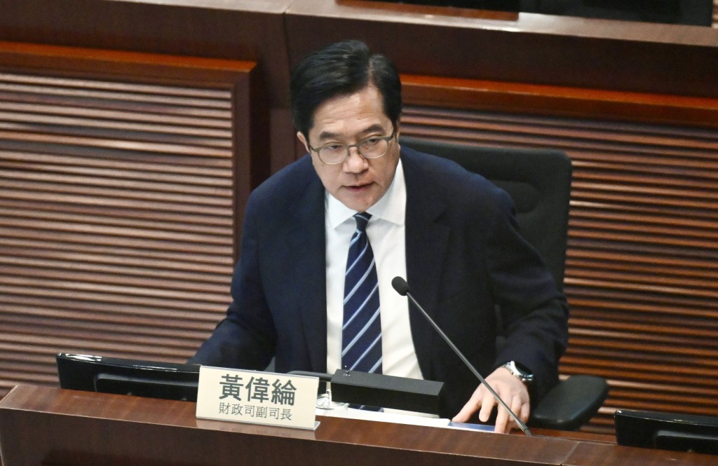 財政司副司長黃偉綸稱,目前已有769戶居民簽署收購合約,佔已表示願意接受收購方案居民的四成三。 財政司副司長黃偉綸稱,目前已有769戶居民簽署收購合約,佔已表示願意接受收購方案居民的四成三。