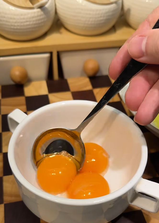 鸡蛋是民众重要副食品，对价格变化十分敏感。小红书