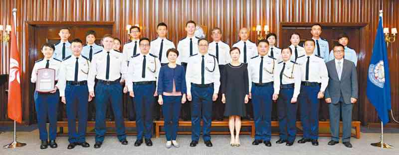 处长卢伟聪于2019年4月11日颁发晋升函件予18名人员，并向警察学院基础训练学校和4名人员颁发处长嘉奖，黄慧贤(前排右三)亦有出席颁授礼。