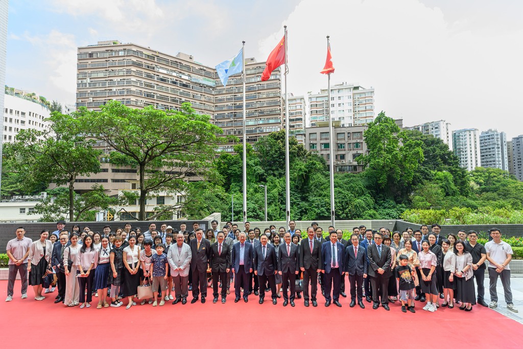 香港都會大學今早於賽馬會校園舉行升旗儀式，近200名都大成員出席。香港都會大學