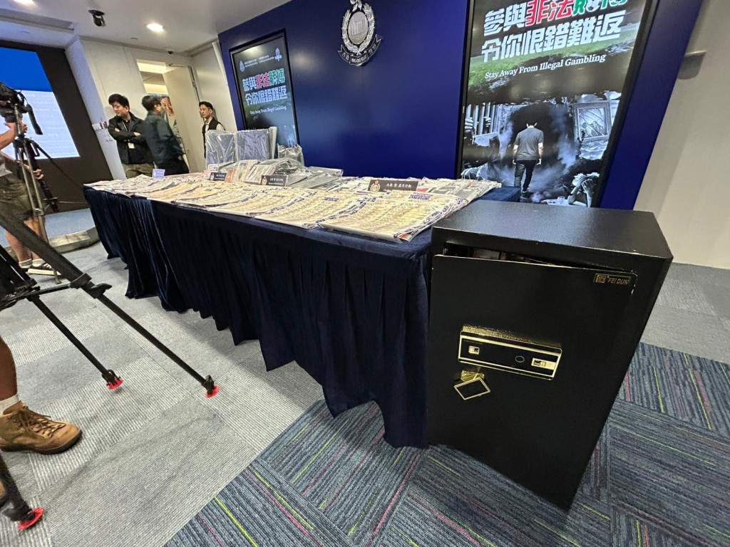 警方展示證物。 警方展示證物。