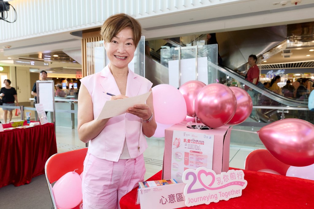 香港乳癌基金會大使譚玉瑛親寫心意咭鼓勵乳癌病患者。