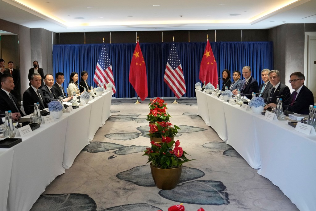 中共中央政治局委员王毅与美国国务卿布林肯在印尼举行的东盟外长会议期间会面。（路透社）
