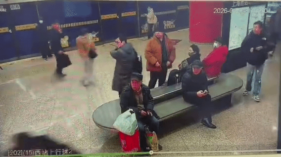 等候地鐵的乘客目擊後,急忙躲避。 等候地鐵的乘客目擊後,急忙躲避。