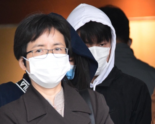 被告陳業云(白帽)。