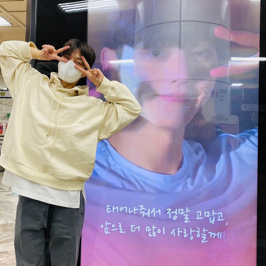 扮自己舉起V字手勢好可愛。