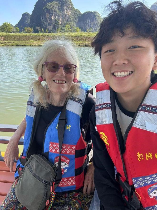 萧悦发动各地网民为Gill当导游。抖音@萧萧不悦