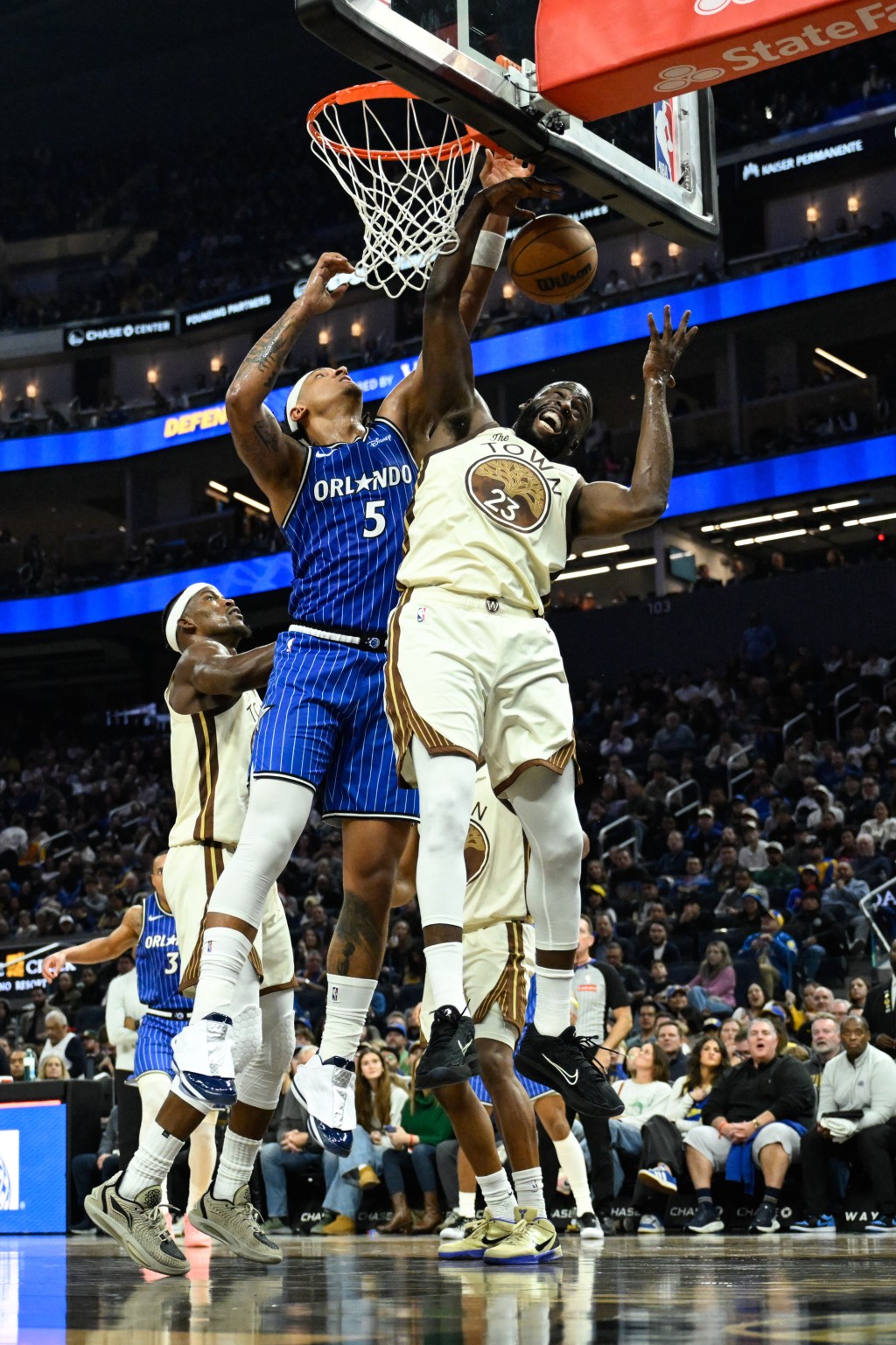 格連與主帥居爾於第三節一次暫停期間在場邊爆發激烈口角。路透社