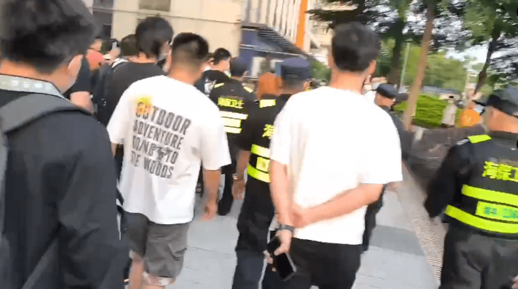 网传影片显示大批宅男一路跟著警方与少女到琶洲派出所。网片截图