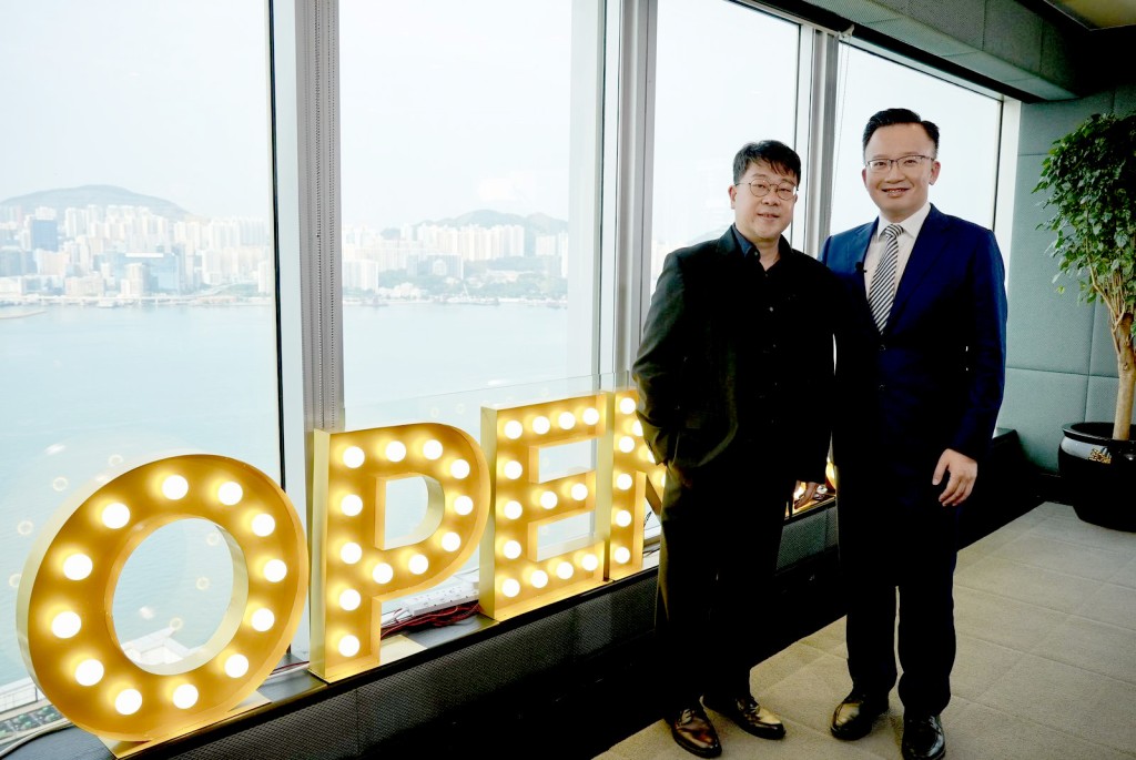OpenRice行政總裁邱桂雄（左）、節目主持人陳曉峰（右）