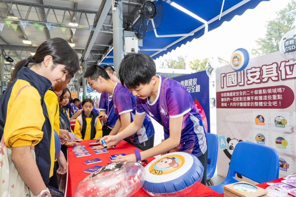 學生參與攤位遊戲。政府新聞處圖片 學生參與攤位遊戲。政府新聞處圖片