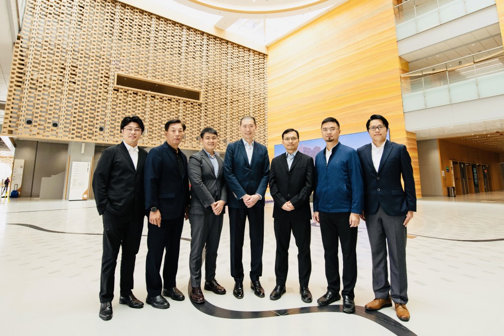 （中）建築署助理署長(結構工程) 鄞俊旭工程師，（右三）建築署高級工程策劃經理黃俊勳工程師，（左三）建築署工程策劃經理潘毅亨工程師，（右二）中建香港助理總經理、中建國際醫療董事長張毅工程師，（右一）中建香港高級結構經理、中建國際醫療副技術總監（結構）鍾營工程師，（左二）邵賢偉建築工程師有限公司執行董事黎兆麟工程師，（左一）邵賢偉建築工程師有限公司董事袁溢聰工程師。