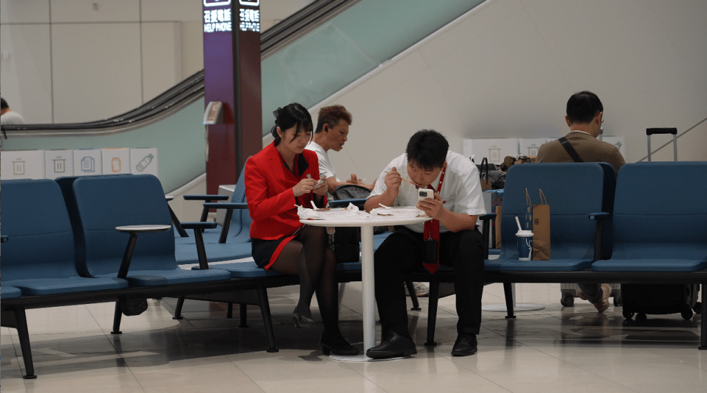光顧兩餸飯的顧客包括空中服務員及機場職員。 光顧兩餸飯的顧客包括空中服務員及機場職員。