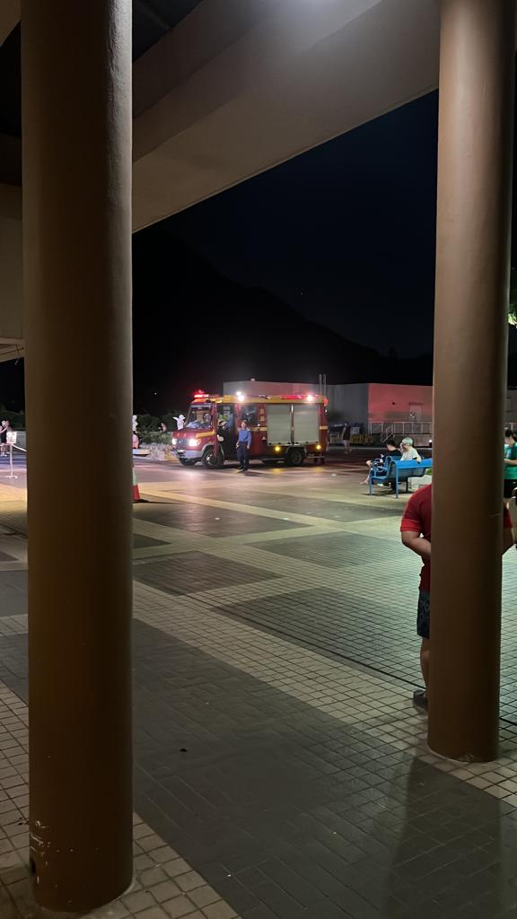 龍門路新屯門中心有多座住宅大廈突然停電，消防派員到場了解及戒備。圖片由街坊張先生提供