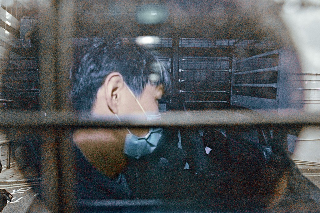 ■被告消防員方志雄，由囚車接往監獄服刑。