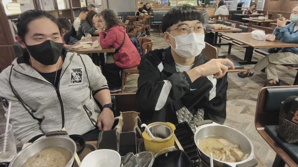 陳先生(右)表示,事發一刻他與友人正在店內點餐,中途突然間聽到有好多人尖叫,期間更傳出兩下疑以槍聲。 陳先生(右)表示,事發一刻他與友人正在店內點餐,中途突然間聽到有好多人尖叫,期間更傳出兩下疑以槍聲。