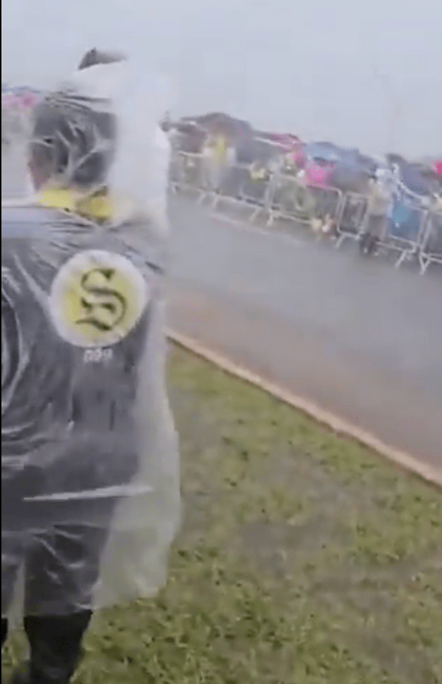 網上流傳多段現場片段顯示，雷電劃破天際，伴隨巨大轟鳴聲，部分示威者當場被嚇至呆立不動。X@BreakinNewz01