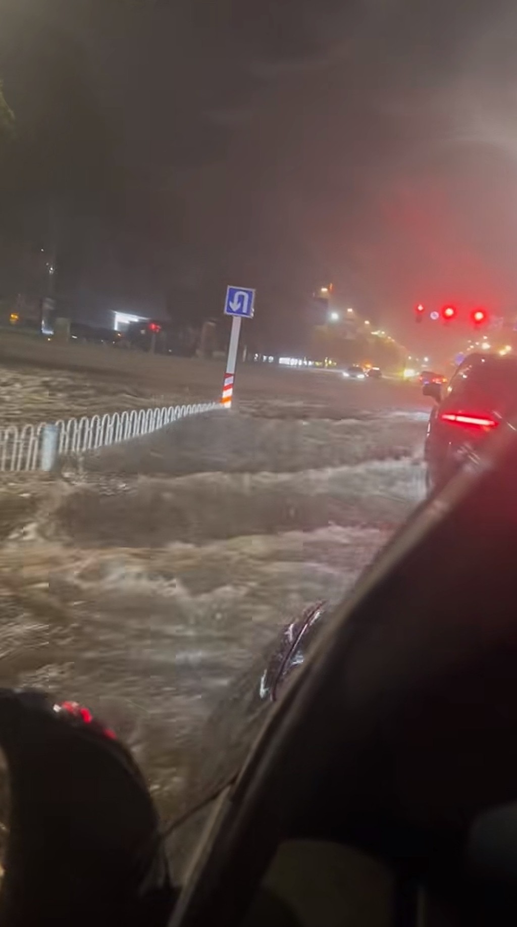 內蒙古鄂爾多斯暴雨已致3人死亡、3人失蹤。抖音@傳媒人