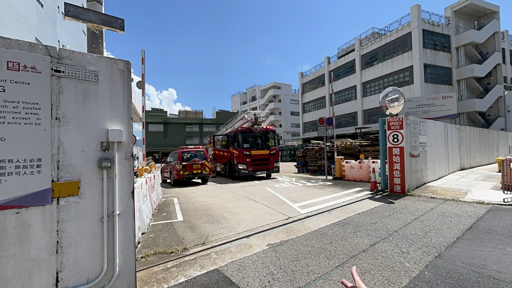 化學廢物處理中心因冒煙惹火警誤會。楊偉亨攝 化學廢物處理中心因冒煙惹火警誤會。楊偉亨攝