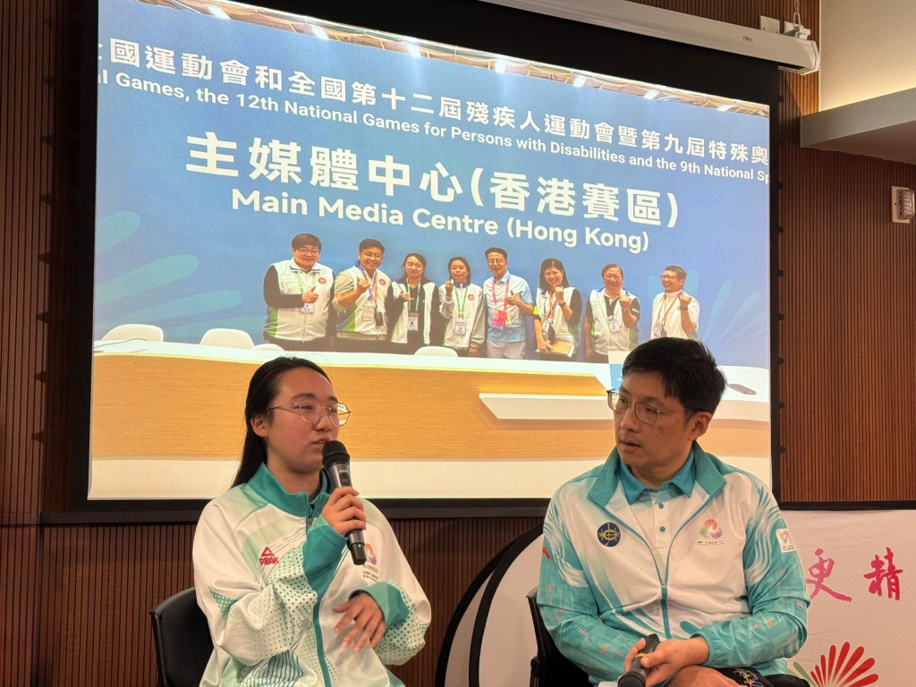 同学 Effie（左一）分享了同学 Eva不慎割伤尾指流血的经历。(图片来源：港专)