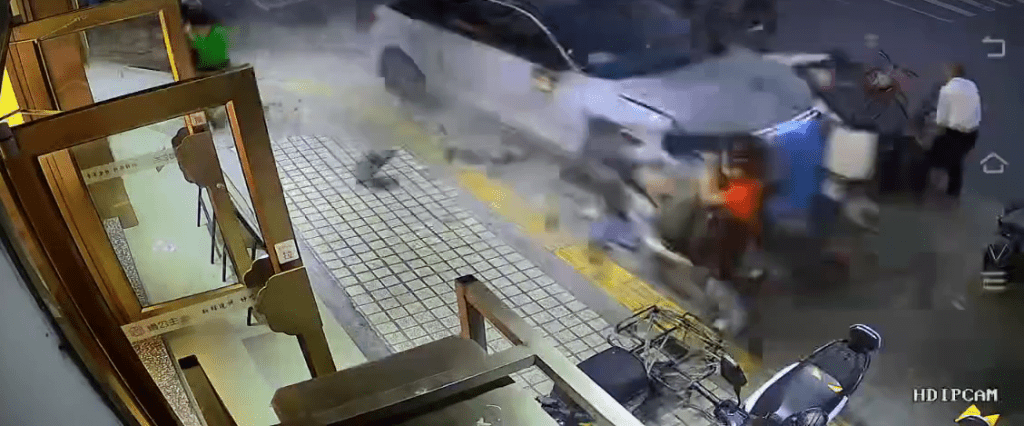 CCTV顯示，一輛汽車剷上行人路，橙衫的店員被當場擦撞。