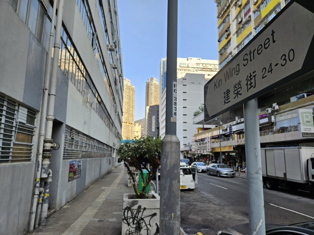 一名六旬漢日前獨自坐在屯門建榮街上飲酒期間被人打劫。黃文威攝 一名六旬漢日前獨自坐在屯門建榮街上飲酒期間被人打劫。黃文威攝