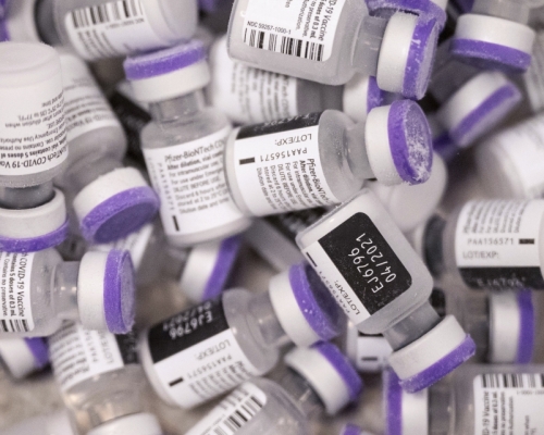 輝瑞疫苗運送時須保存在約攝氏零下70度的超低溫下，才能維持有效。ap