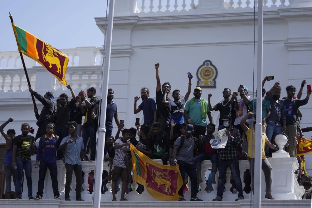 大批示威者在天台揮舞斯里蘭卡國旗。AP圖