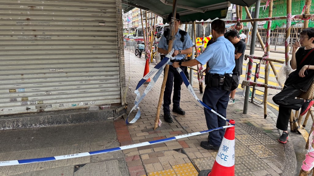 鸭寮街近石硖尾街一带路上遗下一滩血迹，警方封锁现场调查。