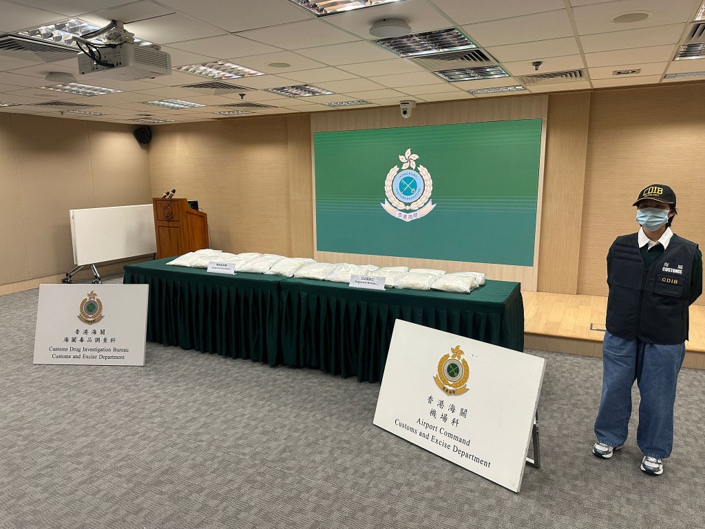 海關檢獲40公斤懷疑氯胺酮,估計市值約1800萬元。 海關檢獲40公斤懷疑氯胺酮,估計市值約1800萬元。