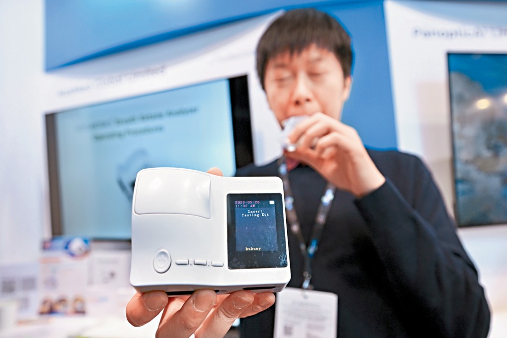 澳科環球團隊研發的非侵入式且便攜氣酮分析儀「KetoMetrics」,只需呼一口氣,其光子感測技術即可測量氣酮濃度。